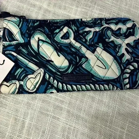 VERA BRADLEY NWT BLUE AND WHITE WRISTLET CLUTCH - Picture 4 of 5